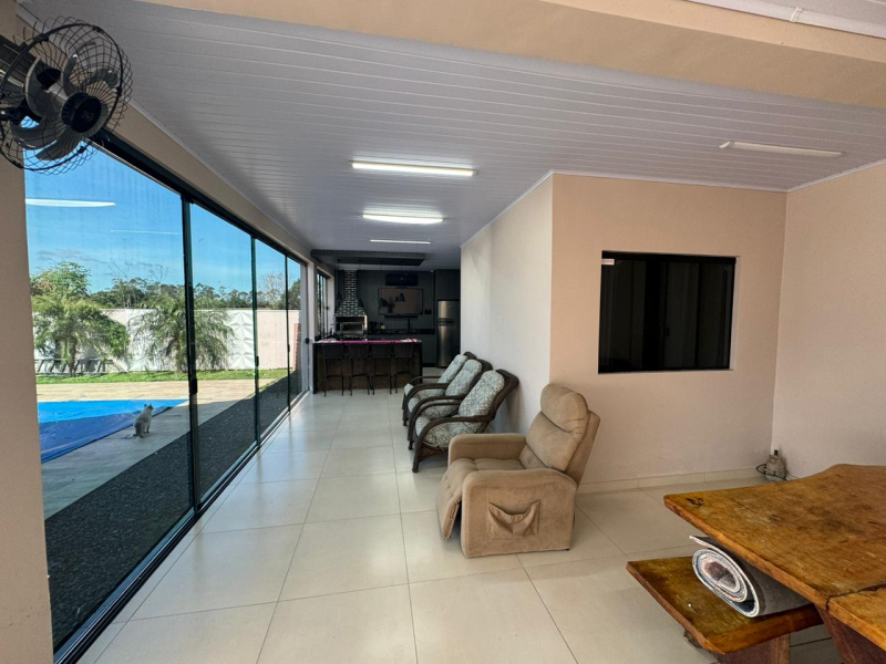 CASA COM PISCINA E LAGO DE CARPAS EM FORQUILHINHA