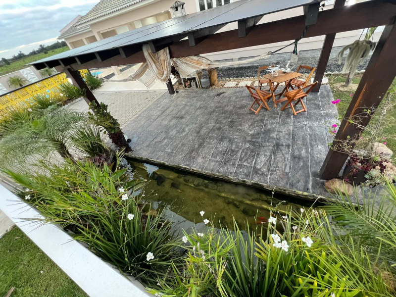 CASA COM PISCINA E LAGO DE CARPAS EM FORQUILHINHA