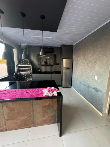 CASA COM PISCINA E LAGO DE CARPAS EM FORQUILHINHA
