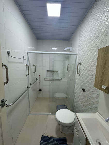 CASA COM PISCINA E LAGO DE CARPAS EM FORQUILHINHA