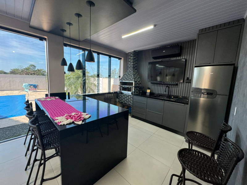 CASA COM PISCINA E LAGO DE CARPAS EM FORQUILHINHA