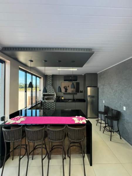 CASA COM PISCINA E LAGO DE CARPAS EM FORQUILHINHA